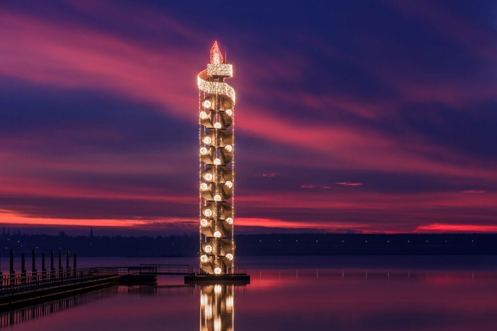 Iluminacja świąteczna Pegelturm w Muldestausee