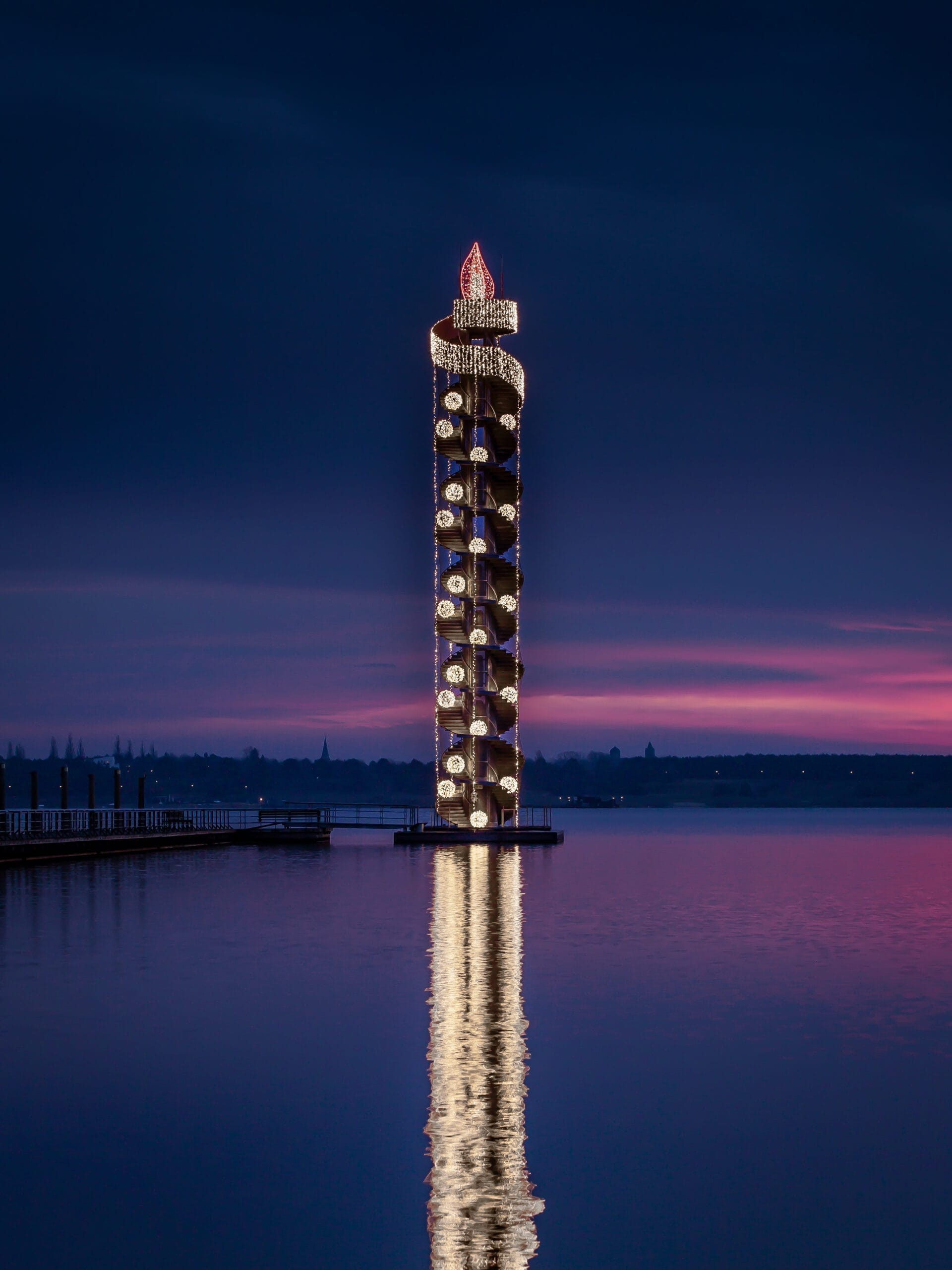 Iluminacja świąteczna Pegelturm w Muldestausee