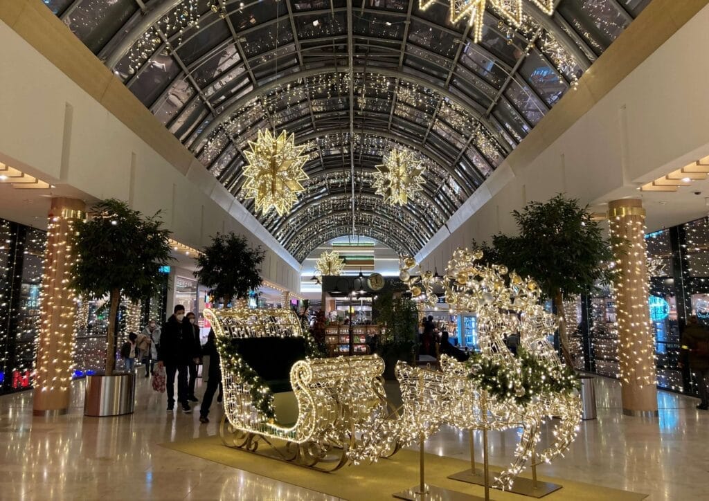 Iluminacja świąteczna w Riem Arcaden w Monachium