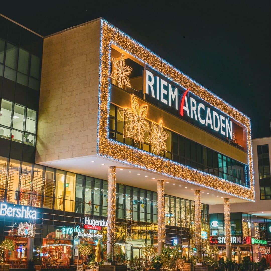 Iluminacja świąteczna w Riem Arcaden w Monachium