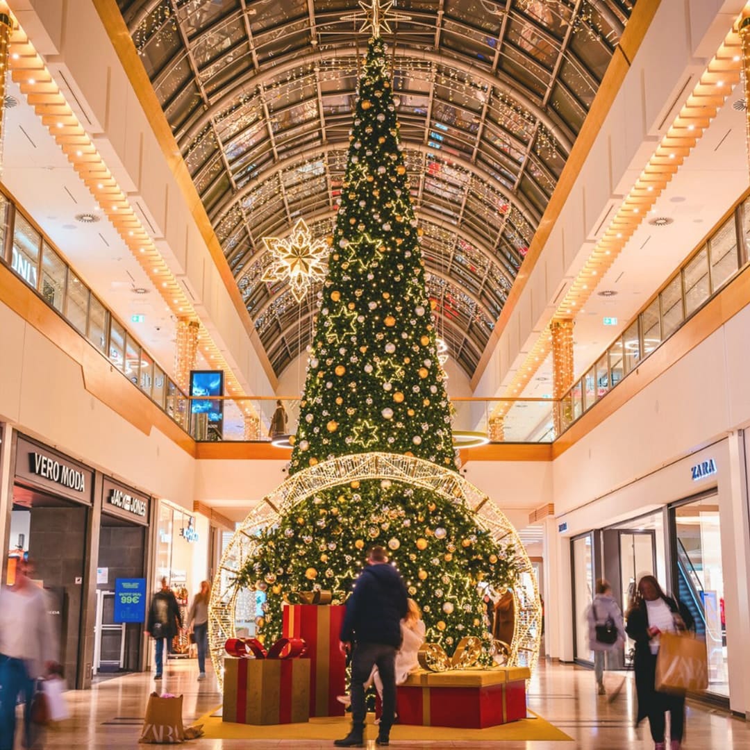 Iluminacja świąteczna w Riem Arcaden w Monachium