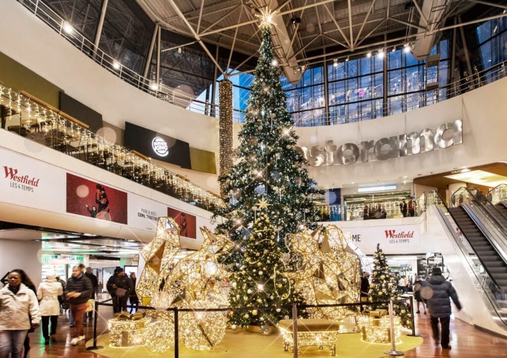 Iluminacja świąteczna w Westfield Les 4 Temps w Paryżu