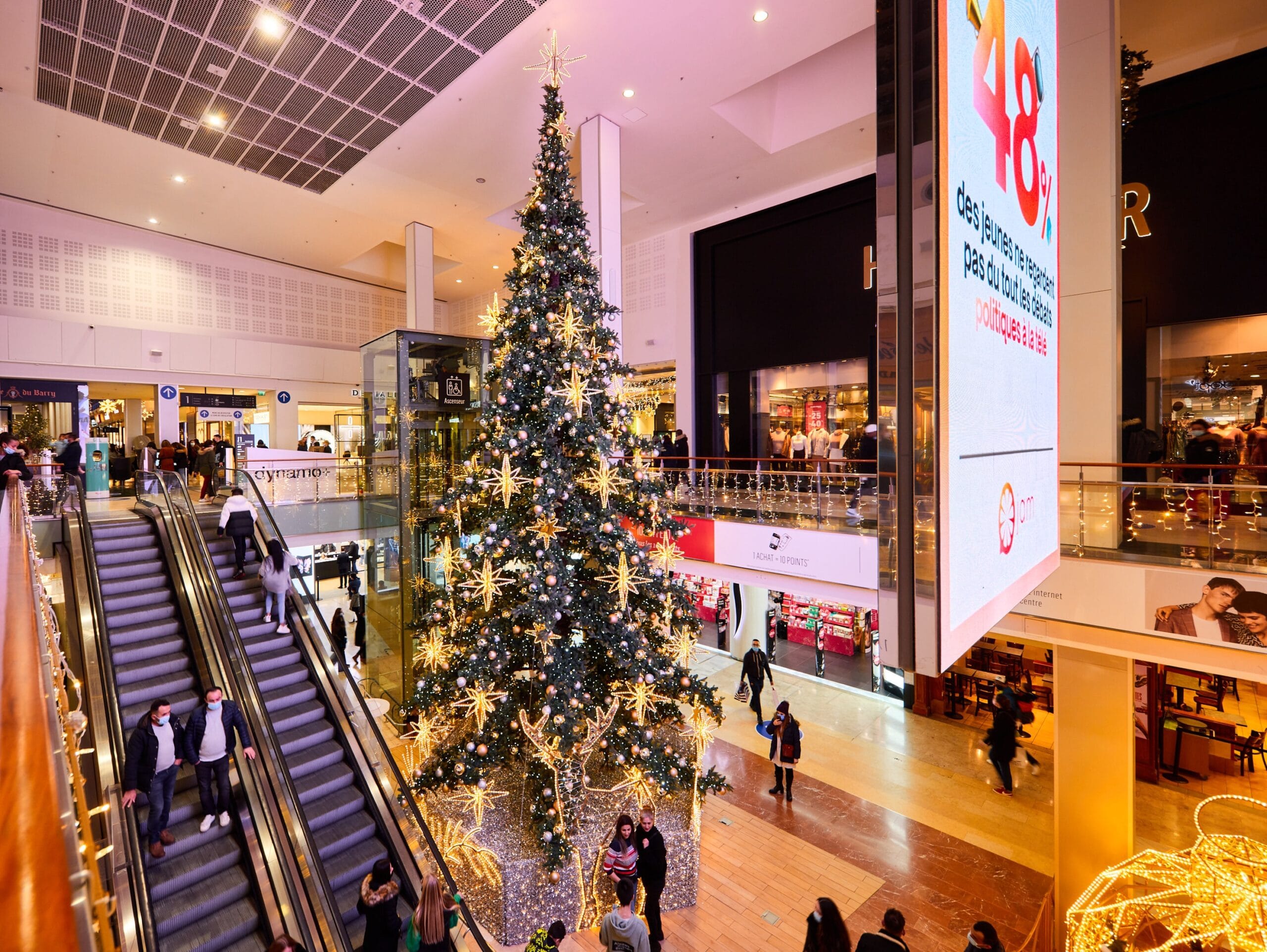 Iluminacja świąteczna w Westfield Velizy 2 w Velizy-Villacoublay