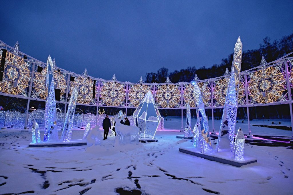 Iluminacja świetlna w tematyce zimowej