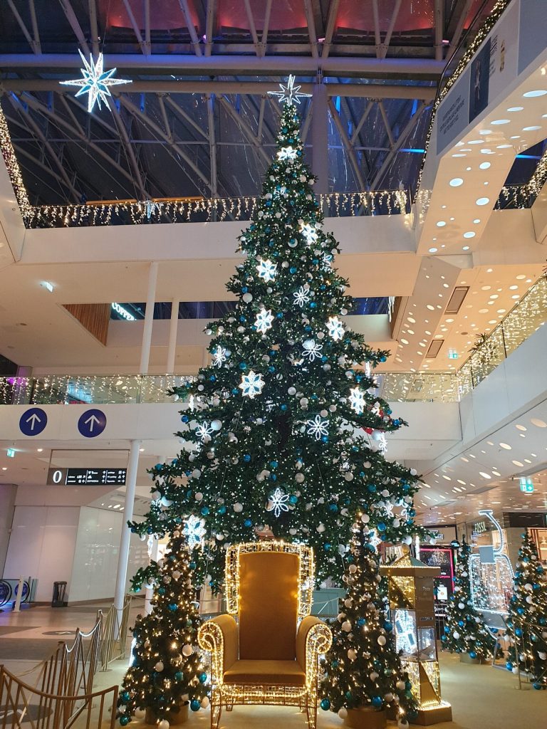 Iluminacja świąteczna w centrum handlowym