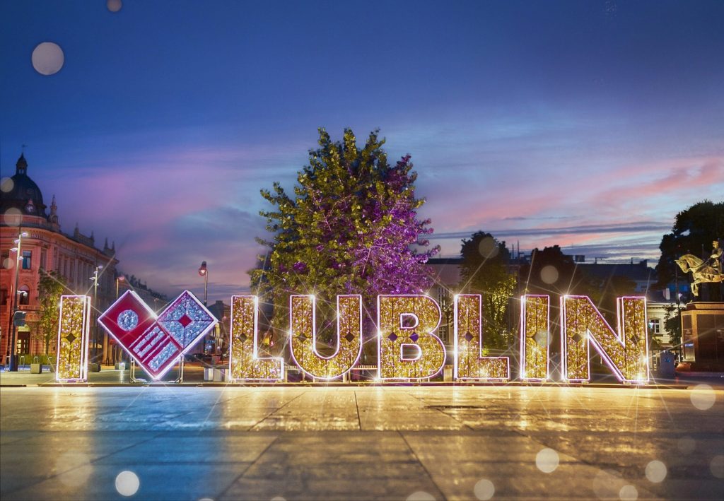 Napisy świetlne w miastach - jak wpływają na turystykę?